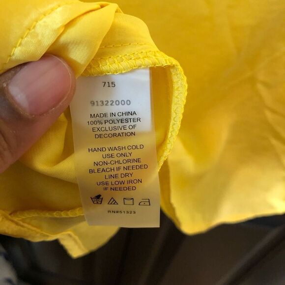 NWT - Vince Camuto® Short Sleeve Embroidered V-Neck Rumple Blouse Yellow Size M - Picture 4 of 6